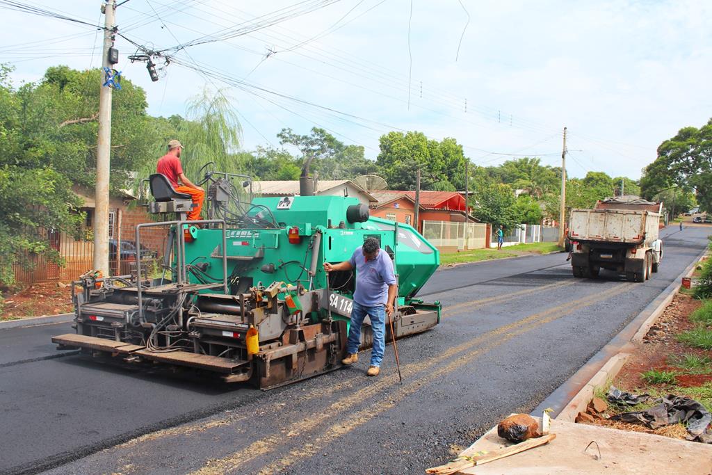 Obra de pavimentação asfáltica é executada na Rua Dinarte Vieira Marques